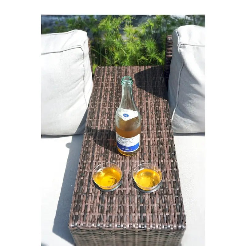 Table porte-gobelets et causeuse en osier marron