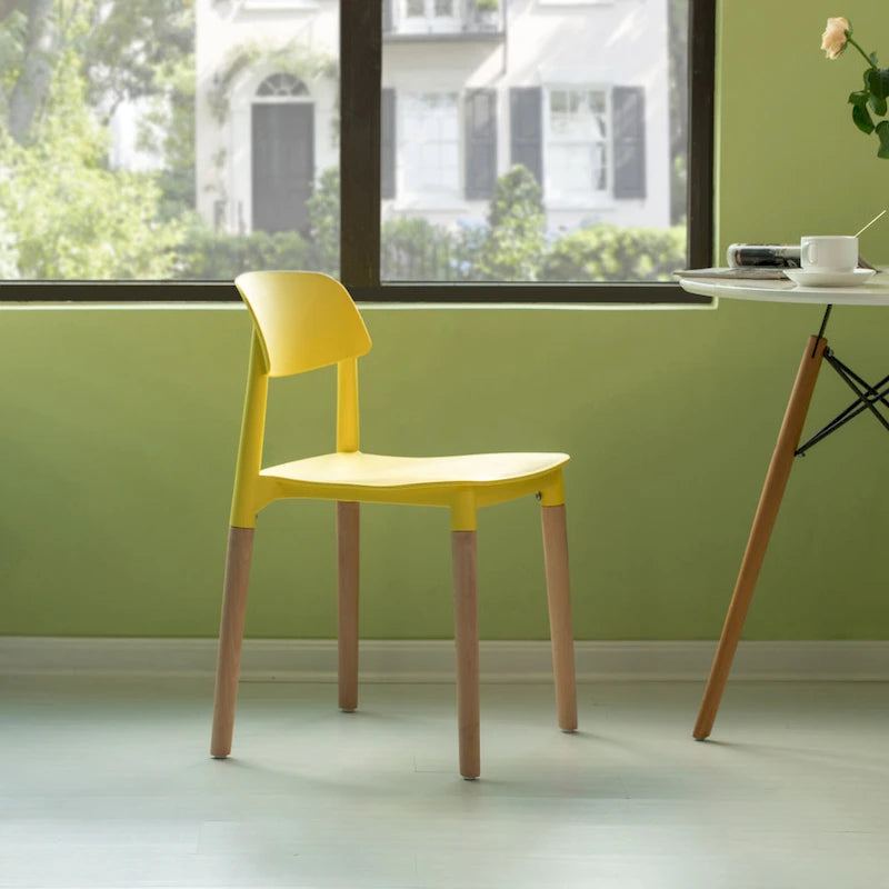 Chaise de salle à manger moderne en plastique à dossier ouvert avec pieds en bois de hêtre